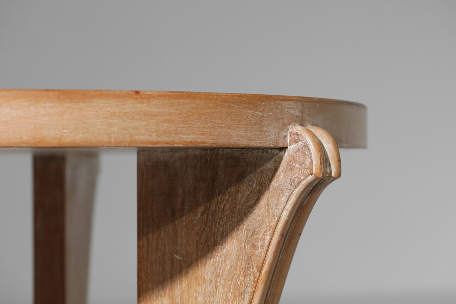guéridon années 40 art déco en bois céruse style André Arbus - G369