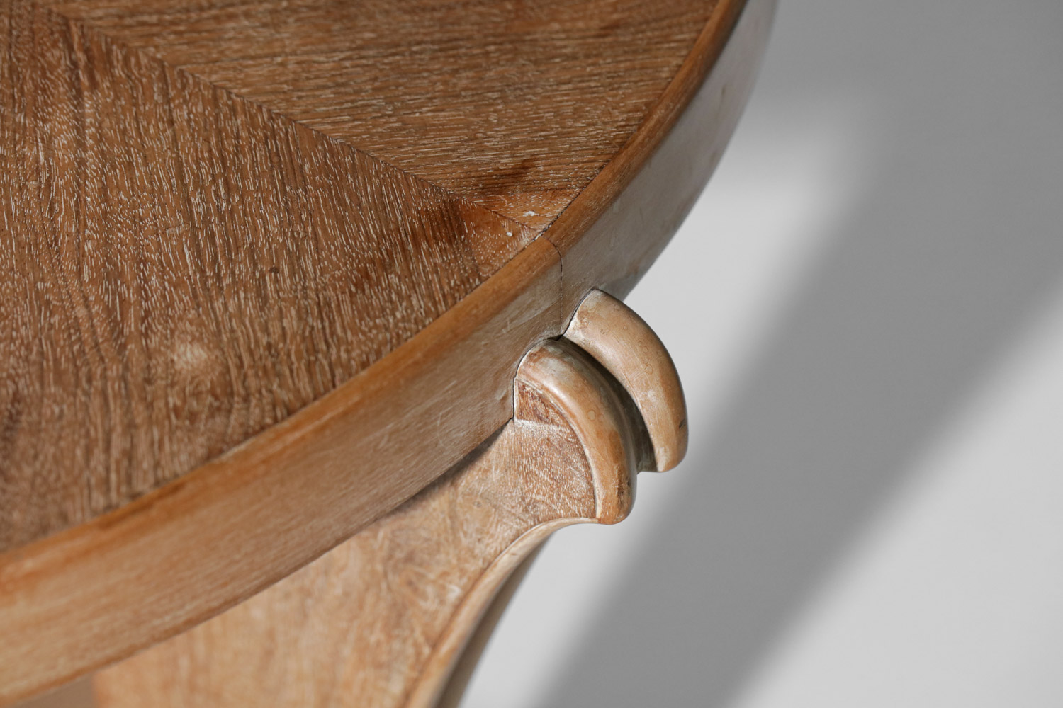 guéridon années 40 art déco en bois céruse style André Arbus - G369