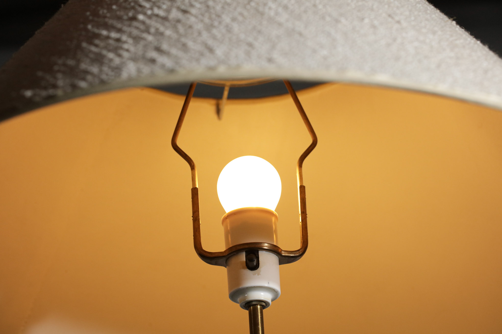 lampadaire suédois en laiton et teck années 70 style paavo tynell