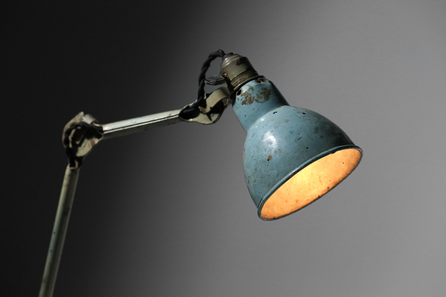 Lampe de table bleue étau par Albert Albin Gras années 50 Le Corbusier - H670