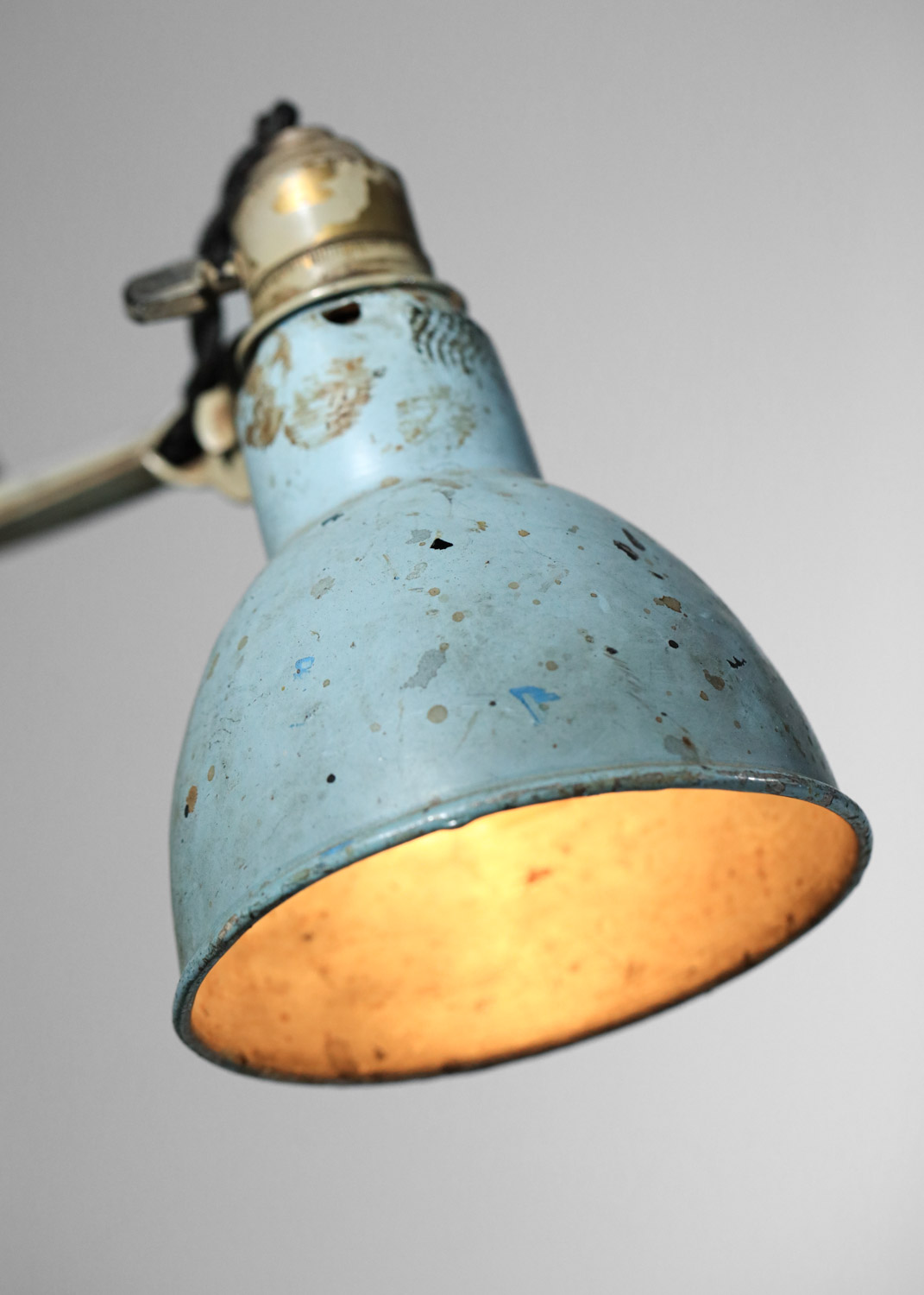 Lampe de table bleue étau par Albert Albin Gras années 50 Le Corbusier - H670