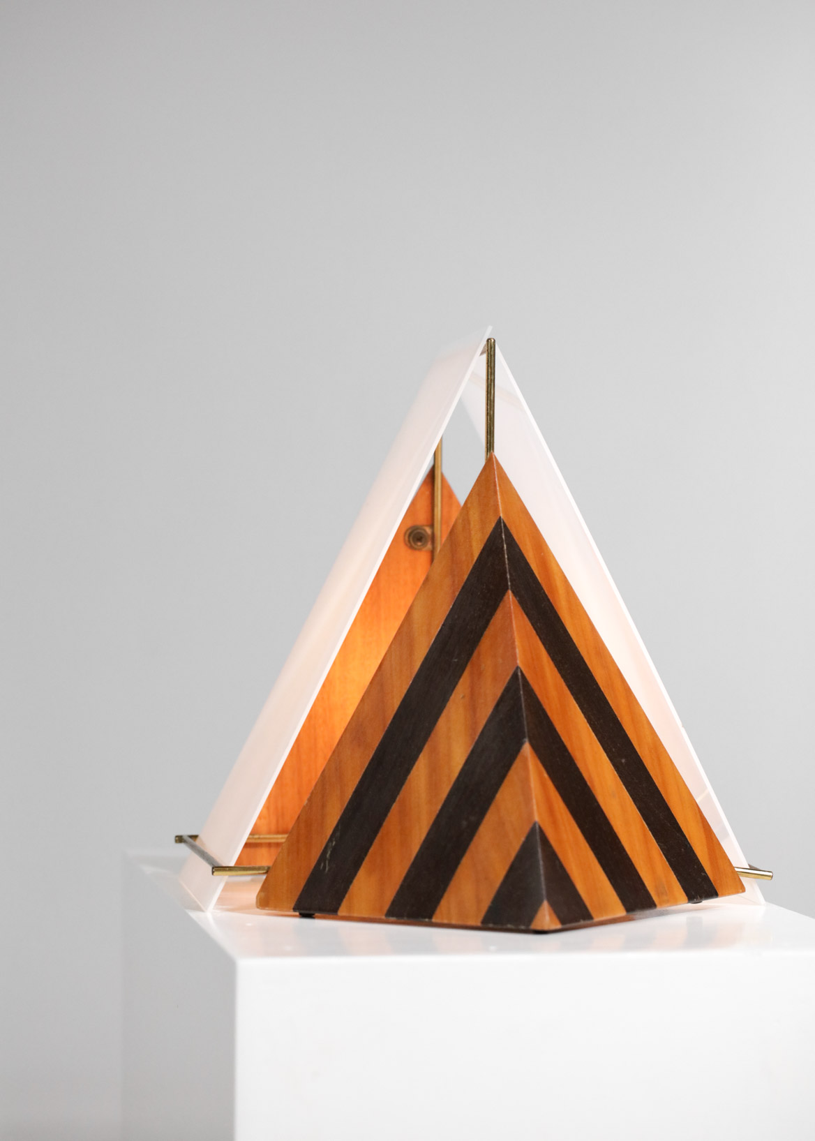 lampe de table italienne années 80 pyramide plexiglass et bois style Scarpa