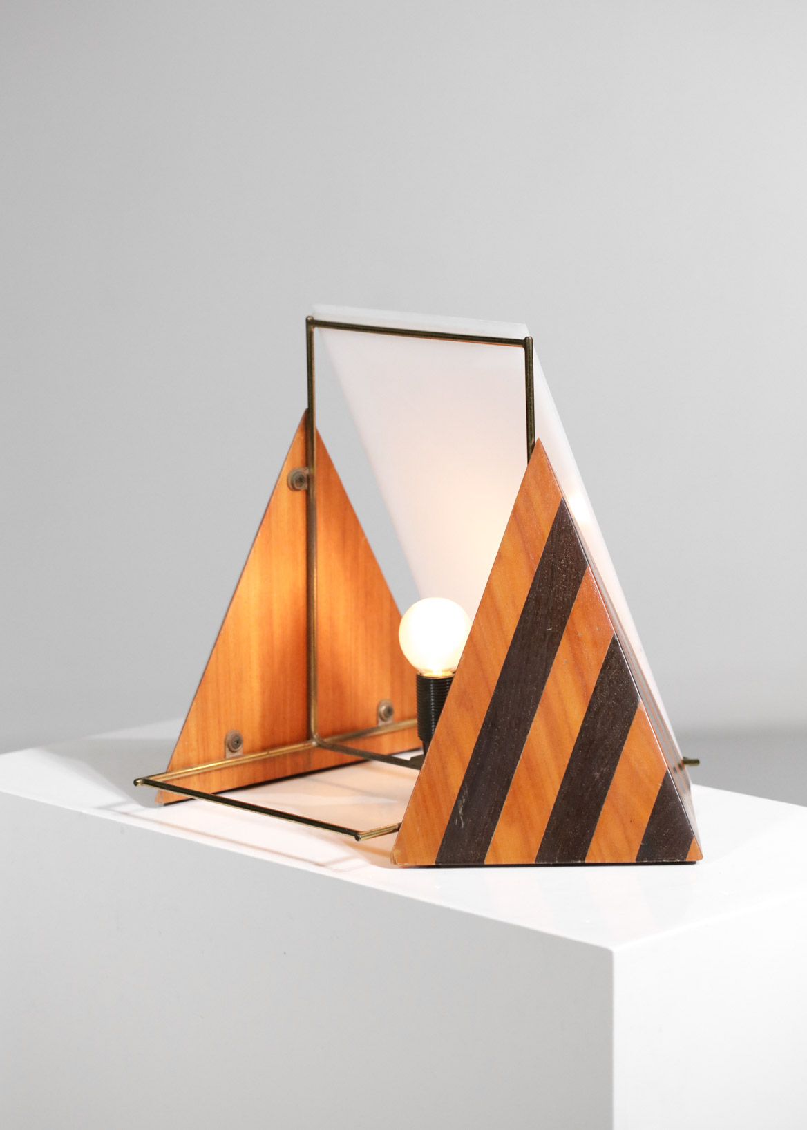 lampe de table italienne années 80 pyramide plexiglass et bois style Scarpa