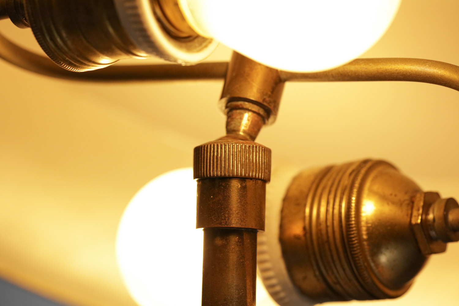 lampe de table italienne Oscar Torlasco des années 60 en laiton massif - G403