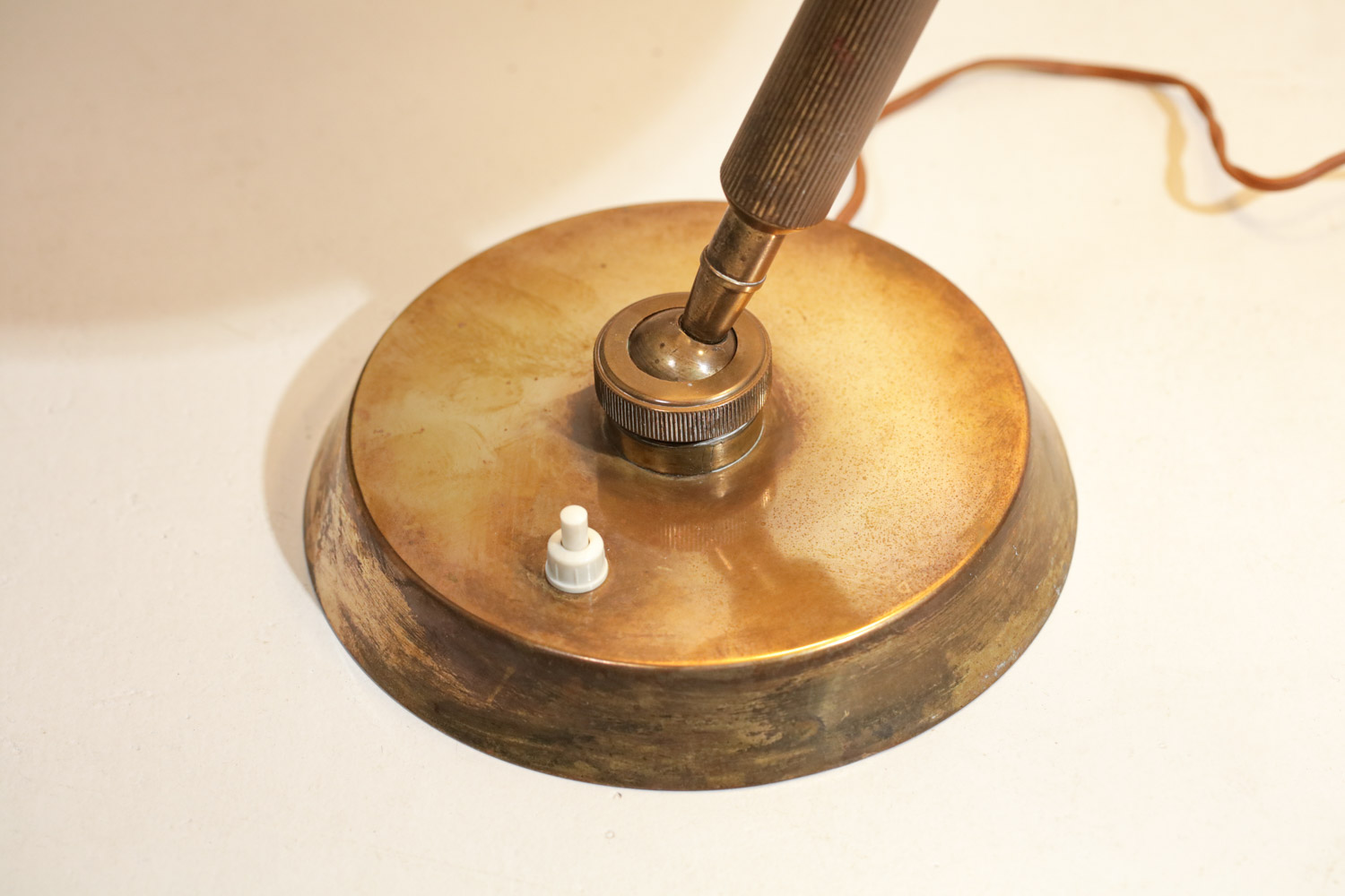 lampe de table italienne Oscar Torlasco des années 60 en laiton massif - G403