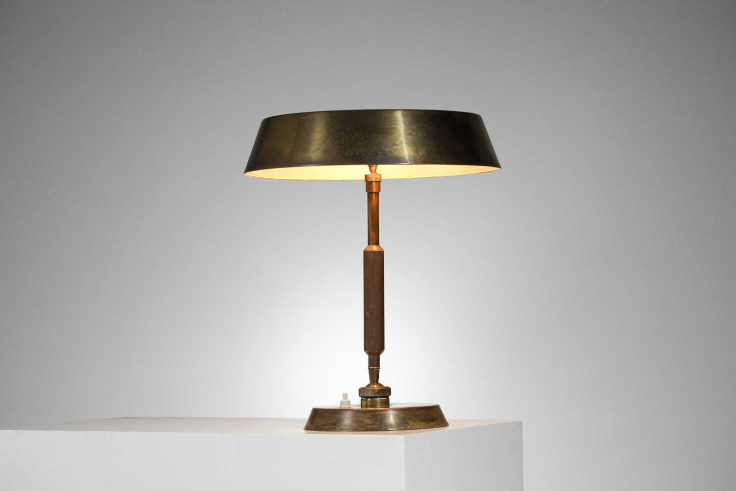 lampe de table italienne Oscar Torlasco des années 60 en laiton massif - G403