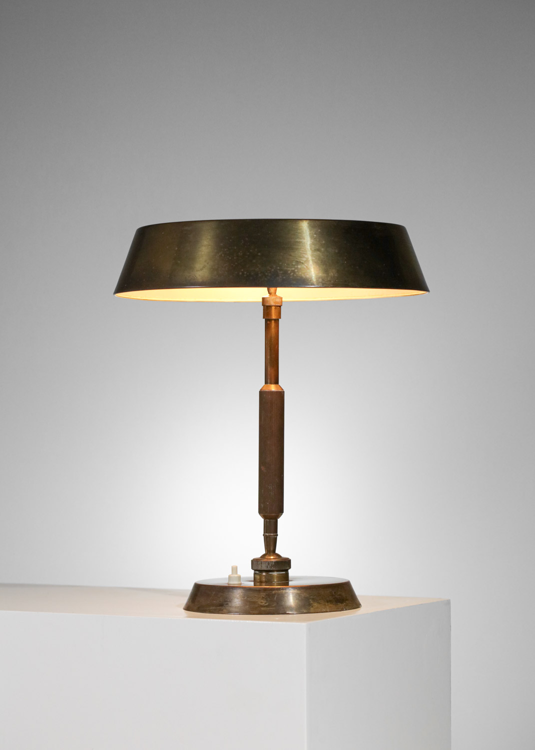 lampe de table italienne Oscar Torlasco des années 60 en laiton massif - G403
