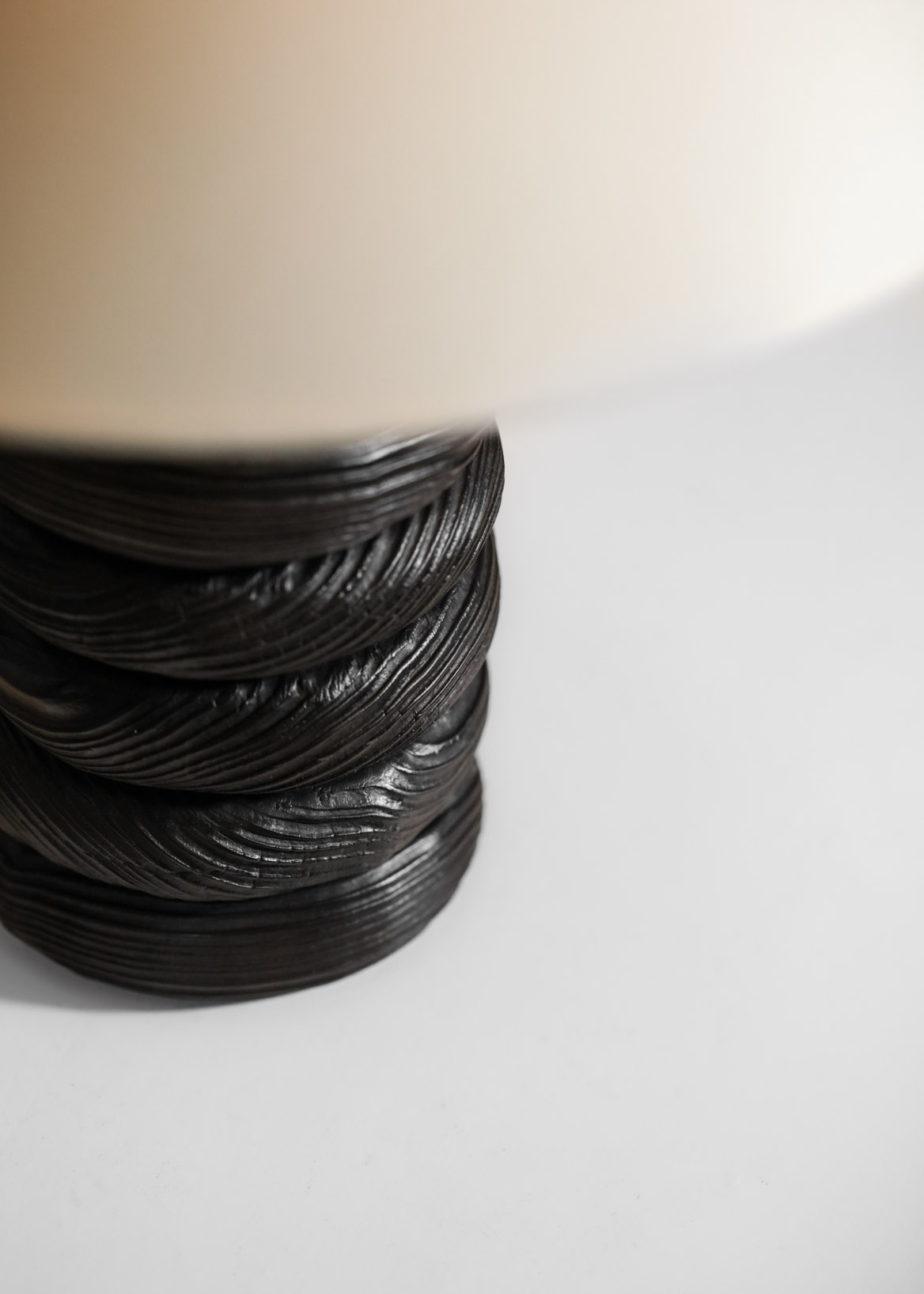 lampe de table rondin par vincent vincent bois brulé