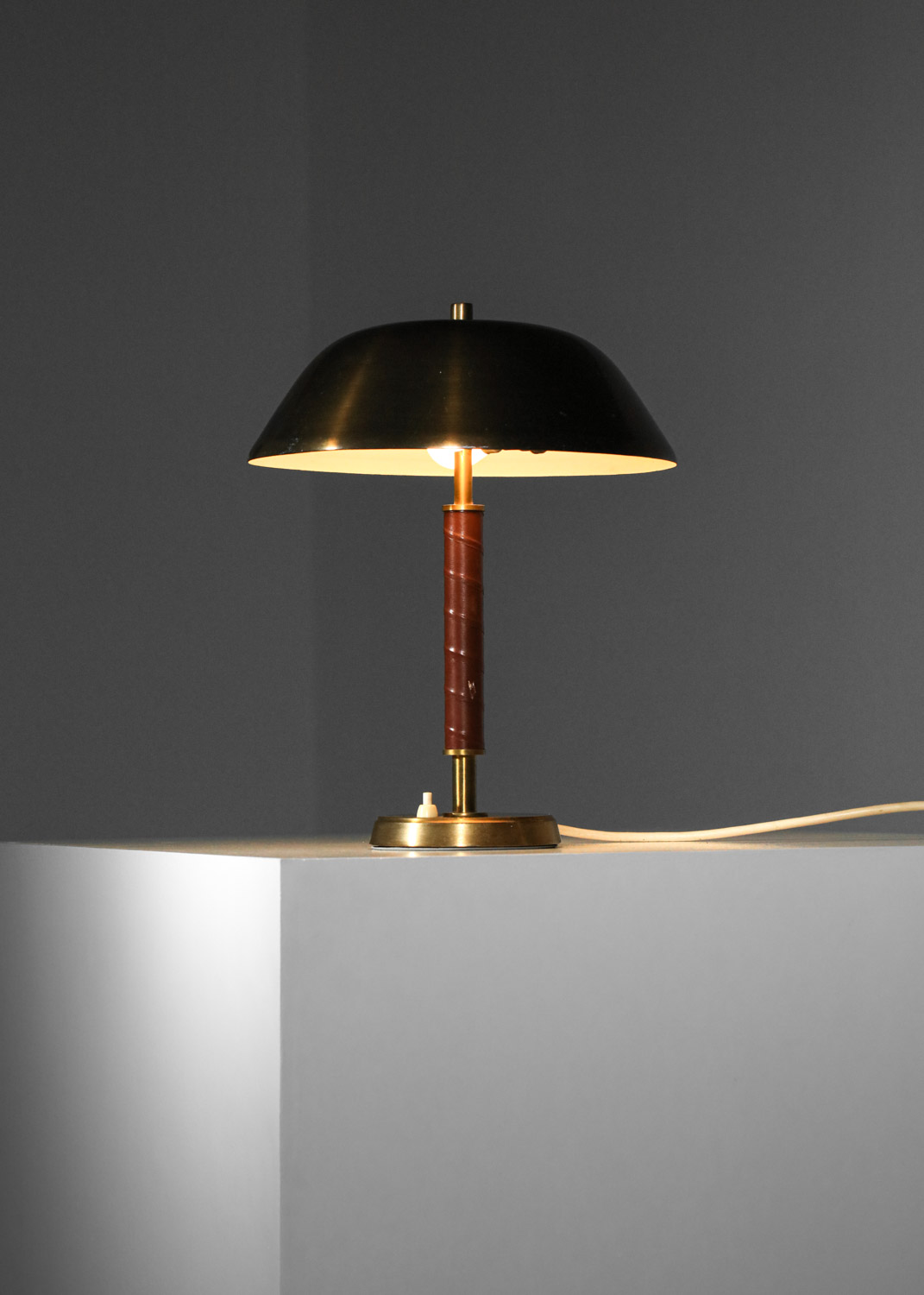 lampe de table suedoise en laiton et cuir scandinave H660 2200 2000