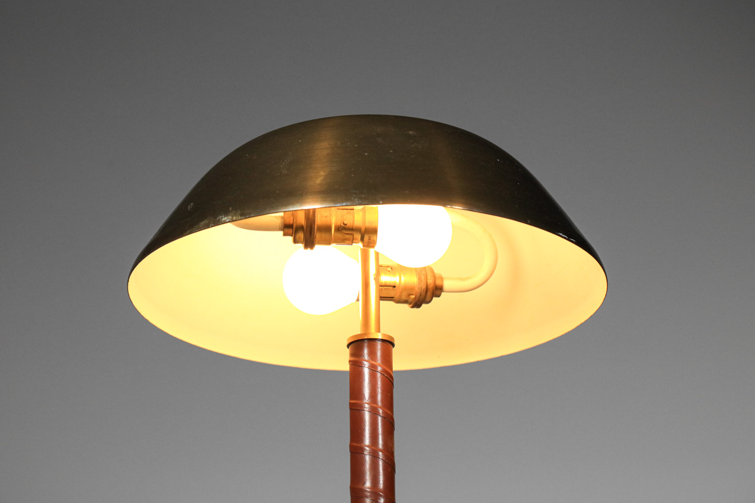 lampe de table suedoise en laiton et cuir scandinave H660 2200 2000