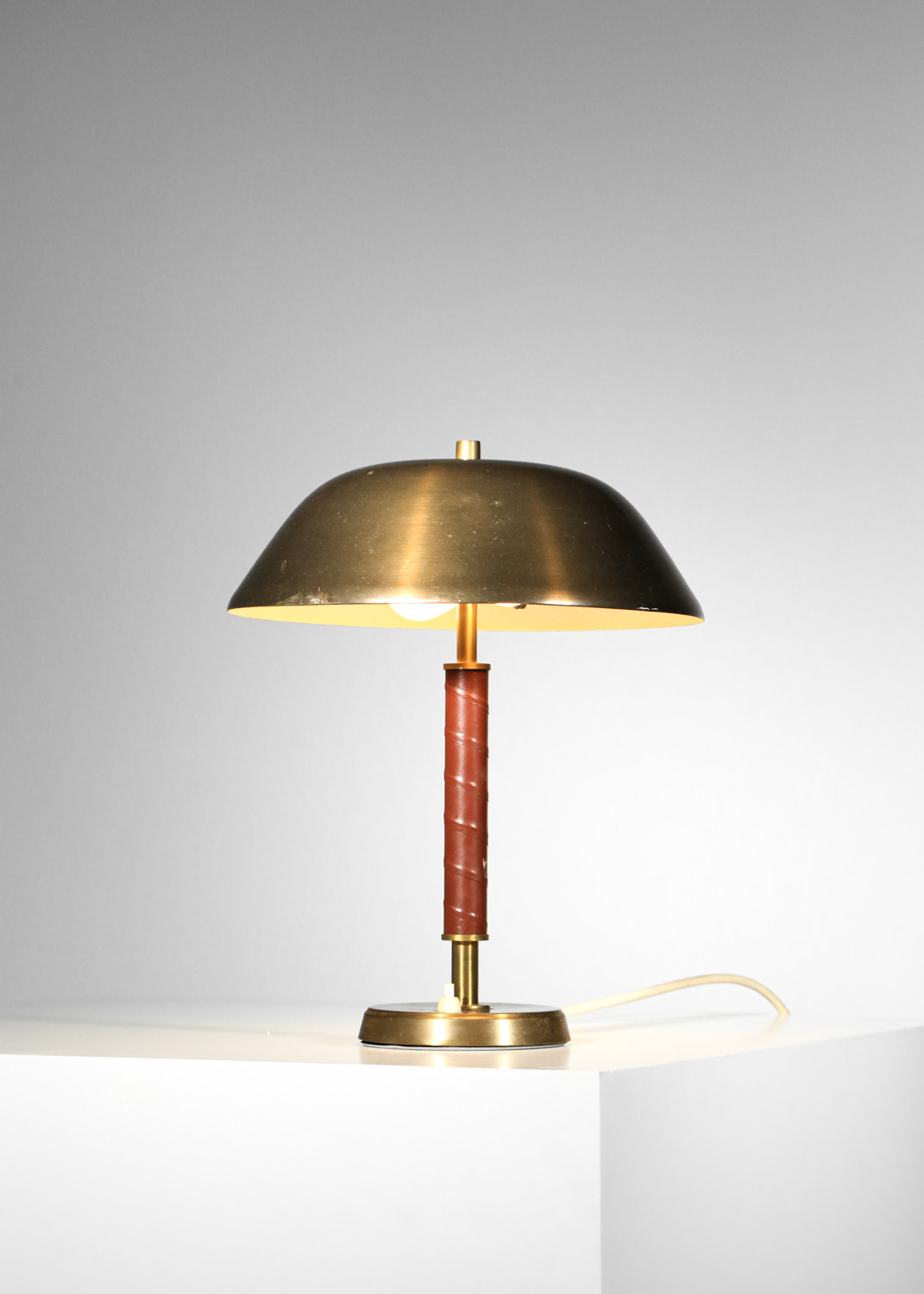 lampe de table suedoise en laiton et cuir scandinave H660 2200 2000