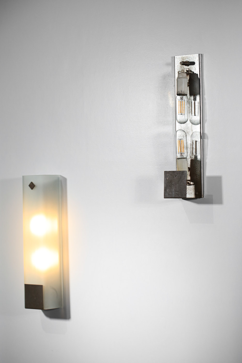 paire d'appliques italiennes en verre dépoli années 70 style moderniste
