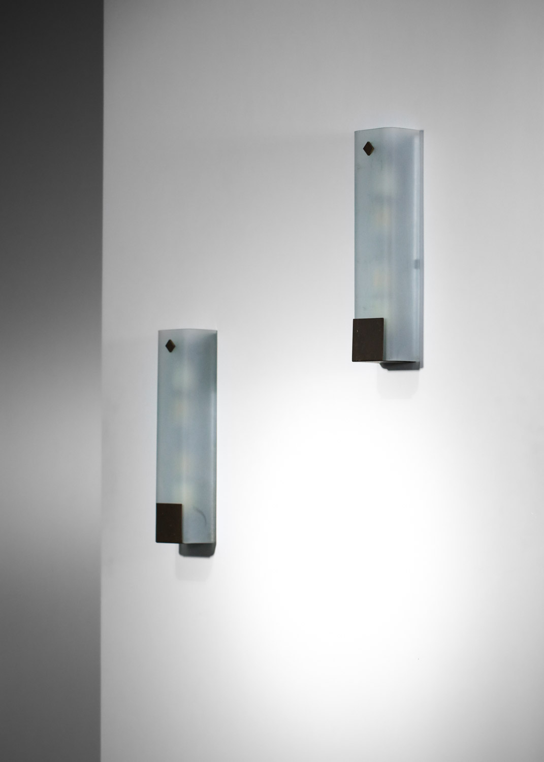 paire d'appliques italiennes en verre dépoli années 70 style moderniste