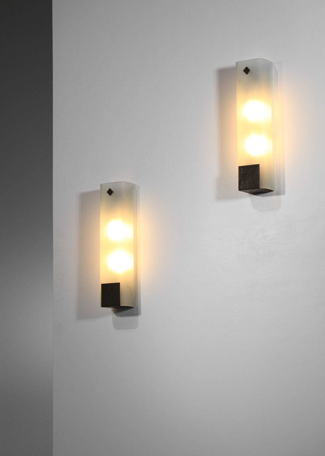 paire d'appliques italiennes en verre dépoli années 70 style moderniste