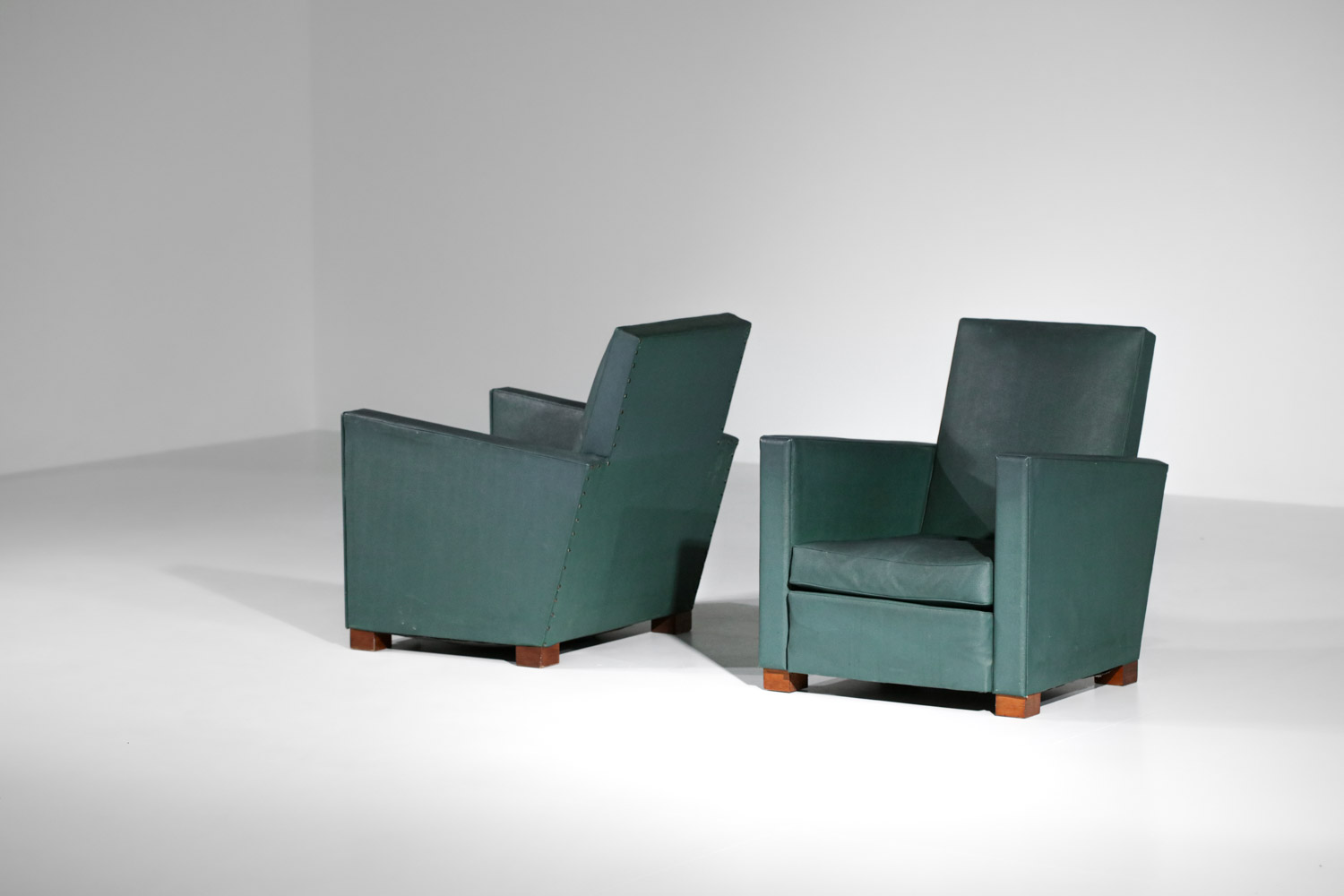 paire de fauteuils art déco modernistes simili cuir vert style Jacques Adnet - G829