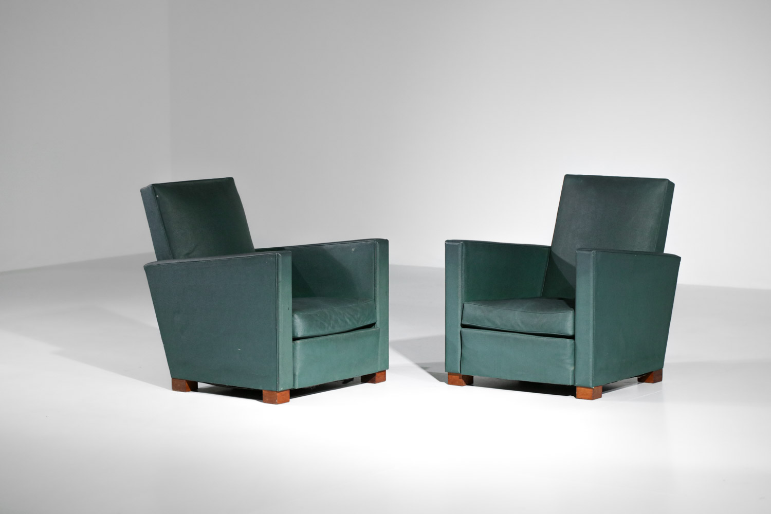 paire de fauteuils art déco modernistes simili cuir vert style Jacques Adnet - G829