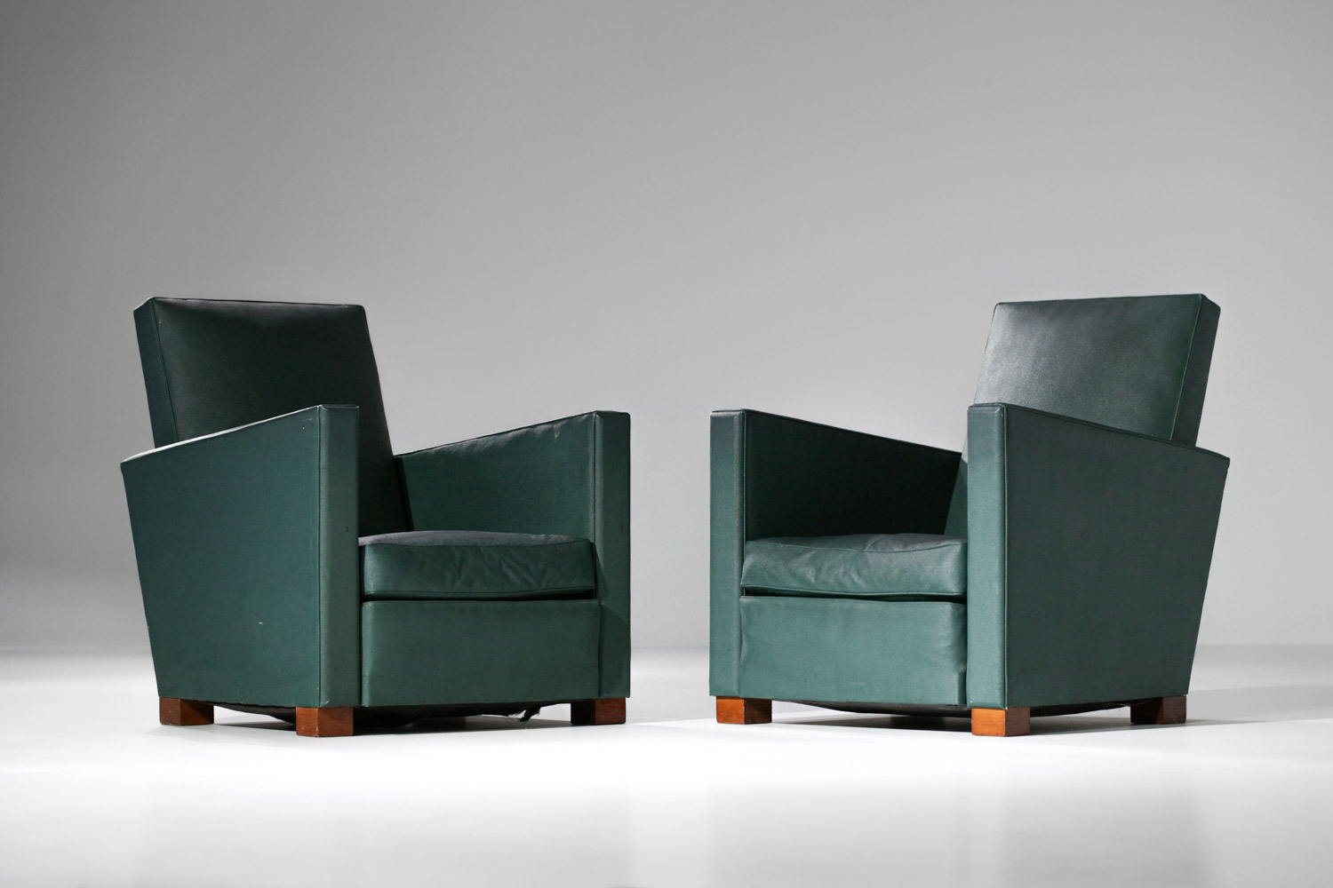 paire de fauteuils art déco modernistes simili cuir vert style Jacques Adnet - G829