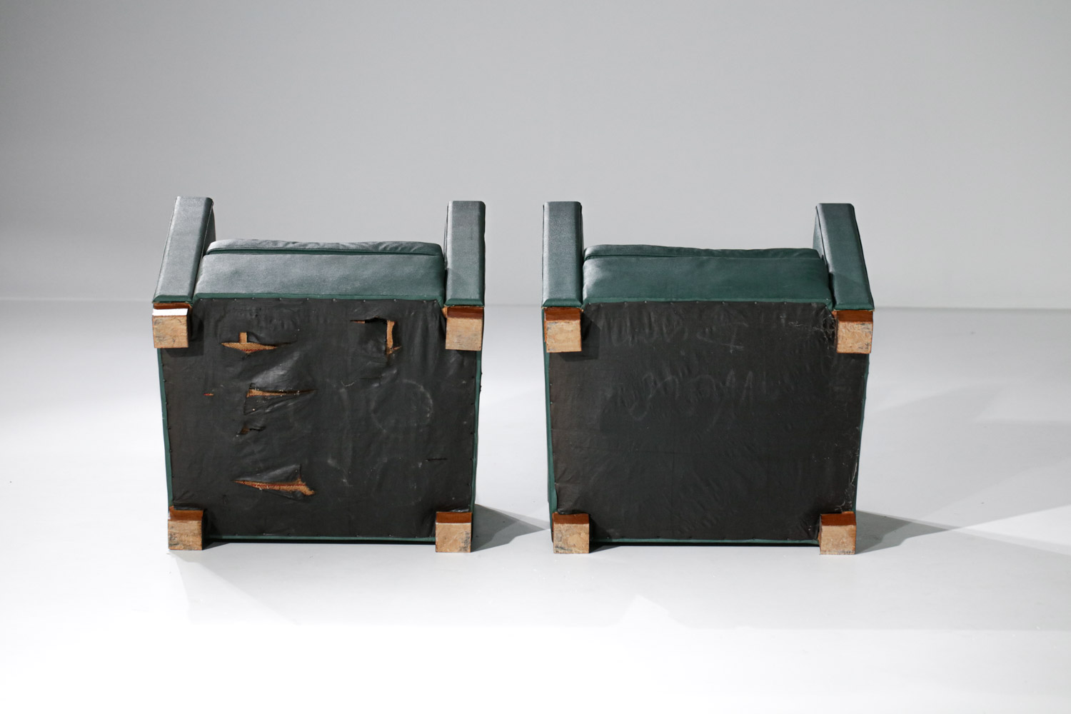paire de fauteuils art déco modernistes simili cuir vert style Jacques Adnet - G829