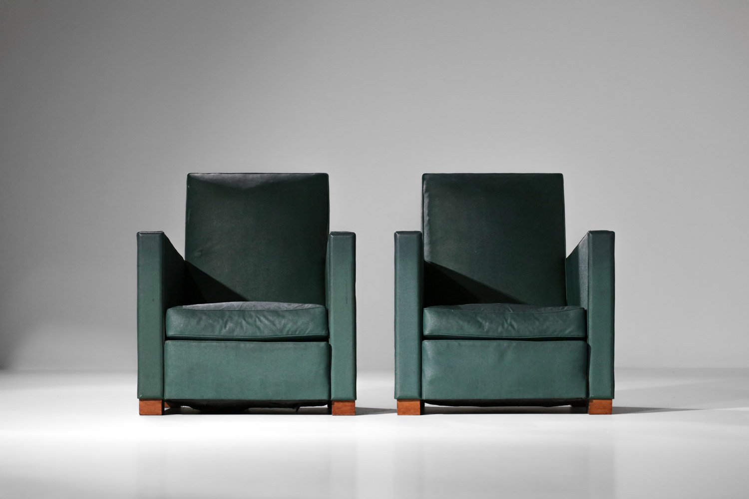 paire de fauteuils art déco modernistes simili cuir vert style Jacques Adnet - G829