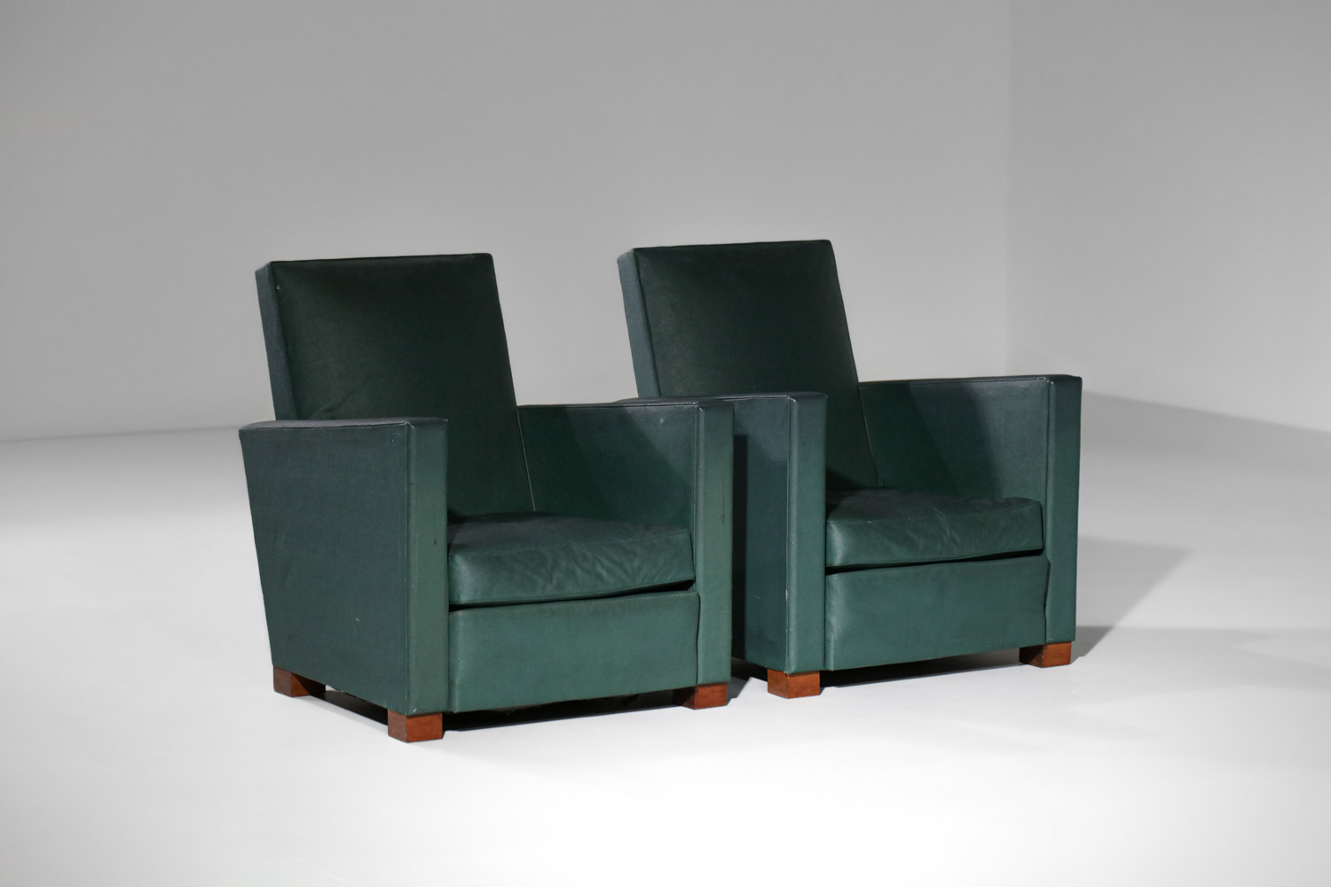 paire de fauteuils art déco modernistes simili cuir vert style Jacques Adnet - G829