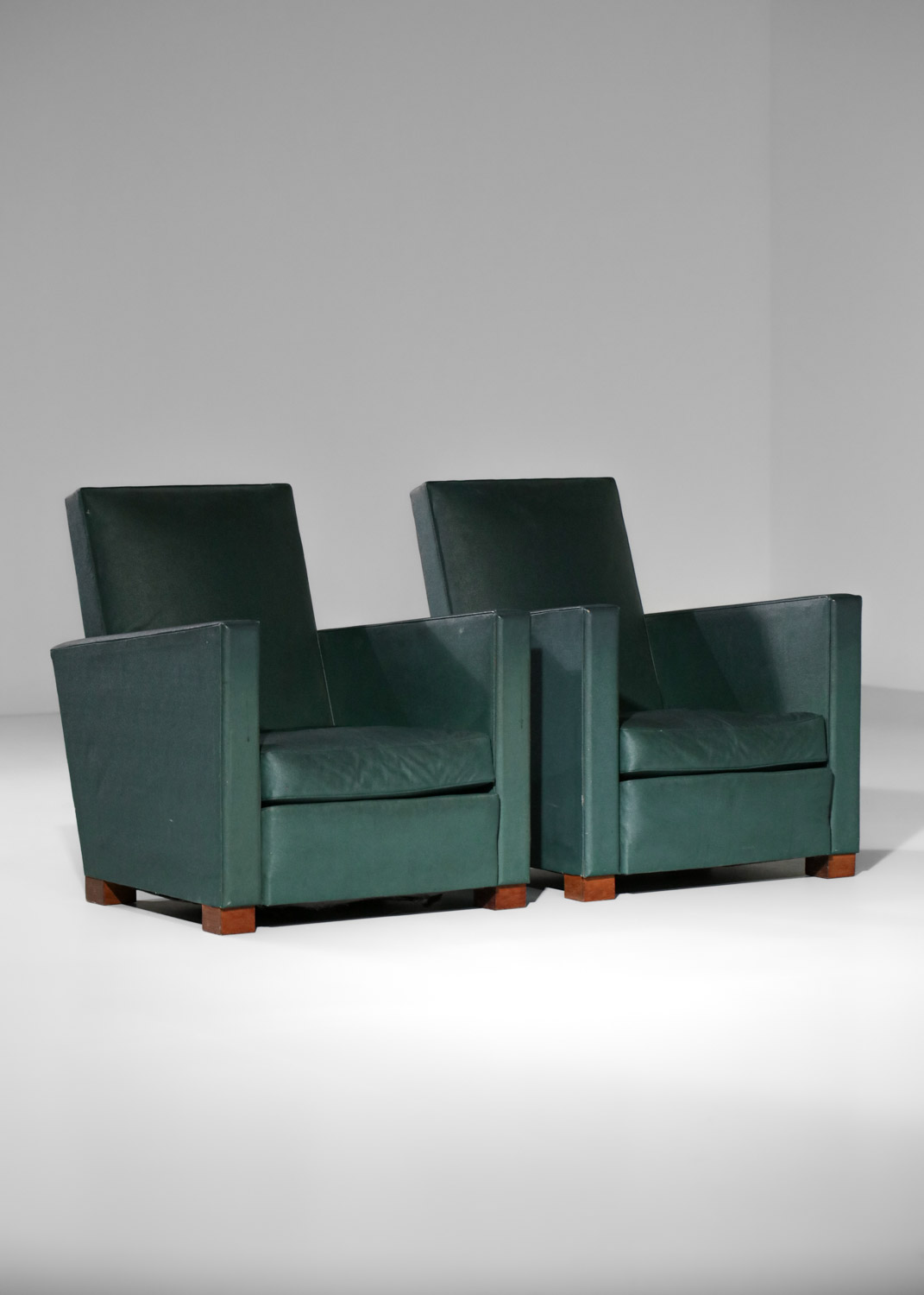paire de fauteuils art déco modernistes simili cuir vert style Jacques Adnet - G829