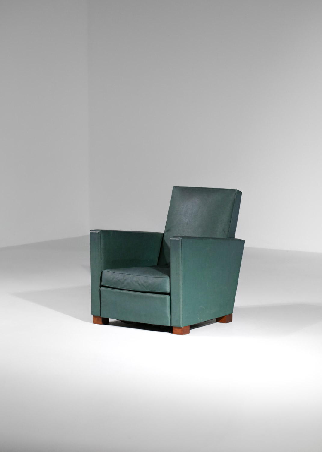 paire de fauteuils art déco modernistes simili cuir vert style Jacques Adnet - G829