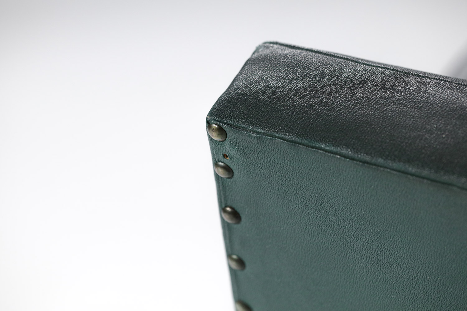 paire de fauteuils art déco modernistes simili cuir vert style Jacques Adnet - G829