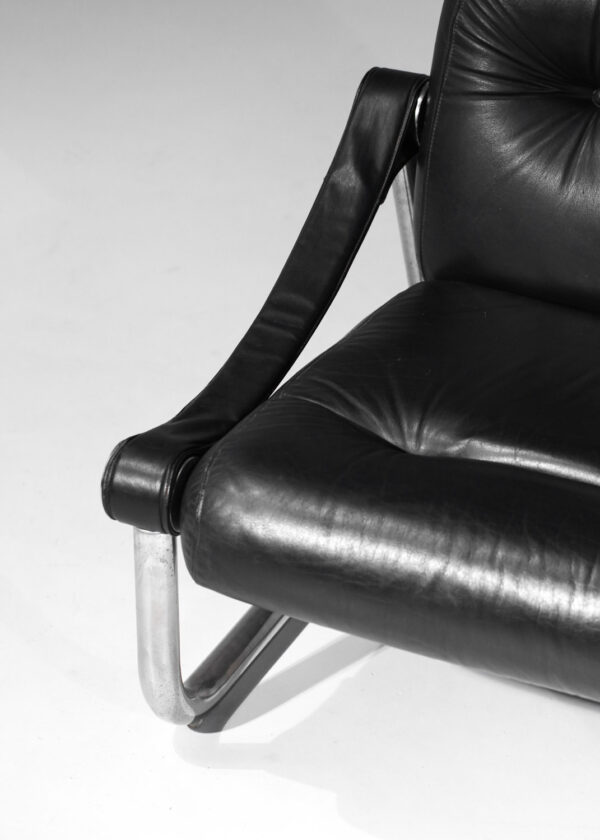 . paire de fauteuils chauffeuses années 60 en cuir et tube acier chromé H329