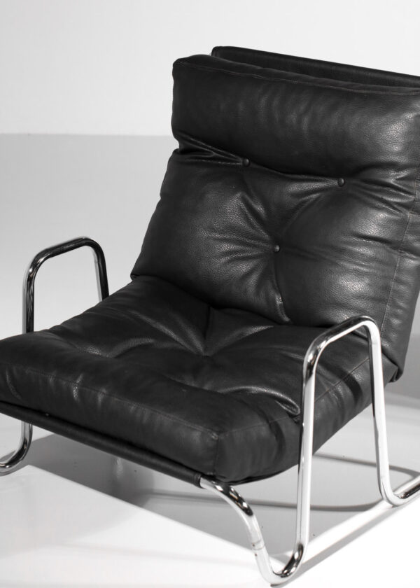 paire de fauteuils des années 70 en tubes d'acier chromé et cuir noir