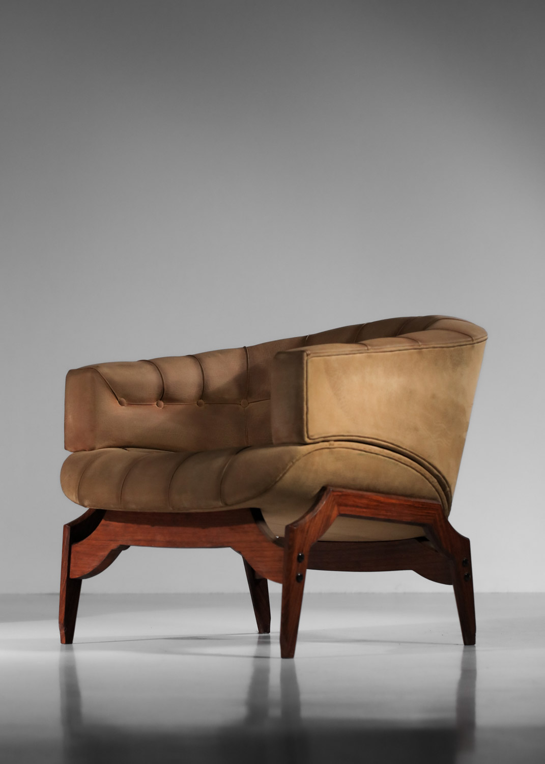 paire de fauteuils italiens attribuée à Ico Parisi en cuir et bois massif - I353