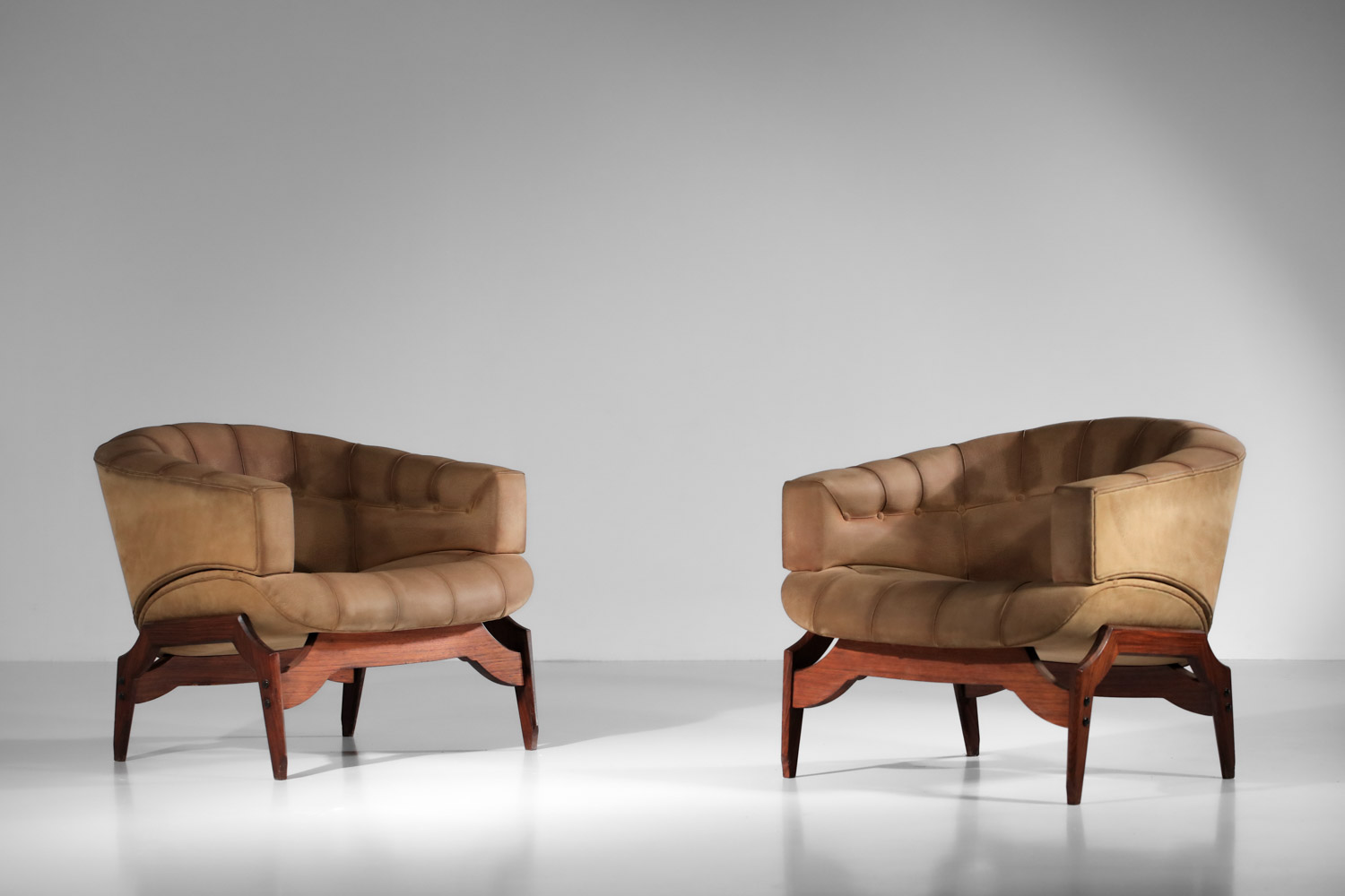 paire de fauteuils italiens attribuée à Ico Parisi en cuir et bois massif - I353