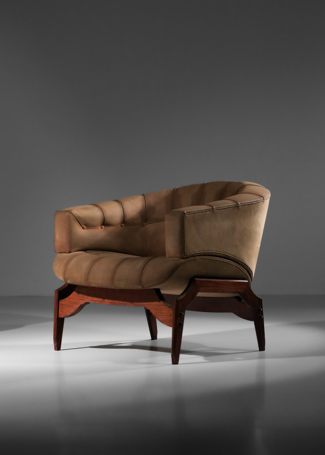 paire de fauteuils italiens attribuée à Ico Parisi en cuir et bois massif - I353