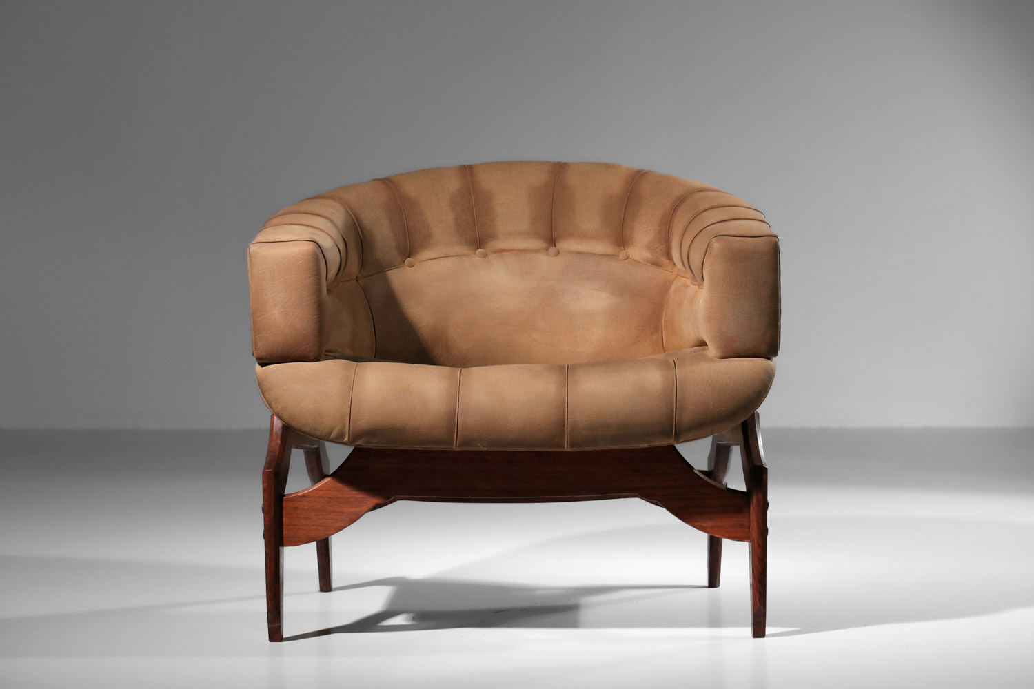 paire de fauteuils italiens attribuée à Ico Parisi en cuir et bois massif - I353