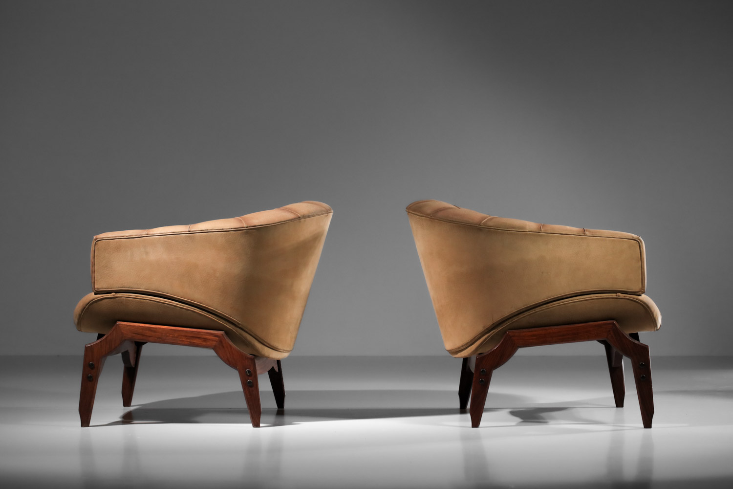 paire de fauteuils italiens attribuée à Ico Parisi en cuir et bois massif - I353