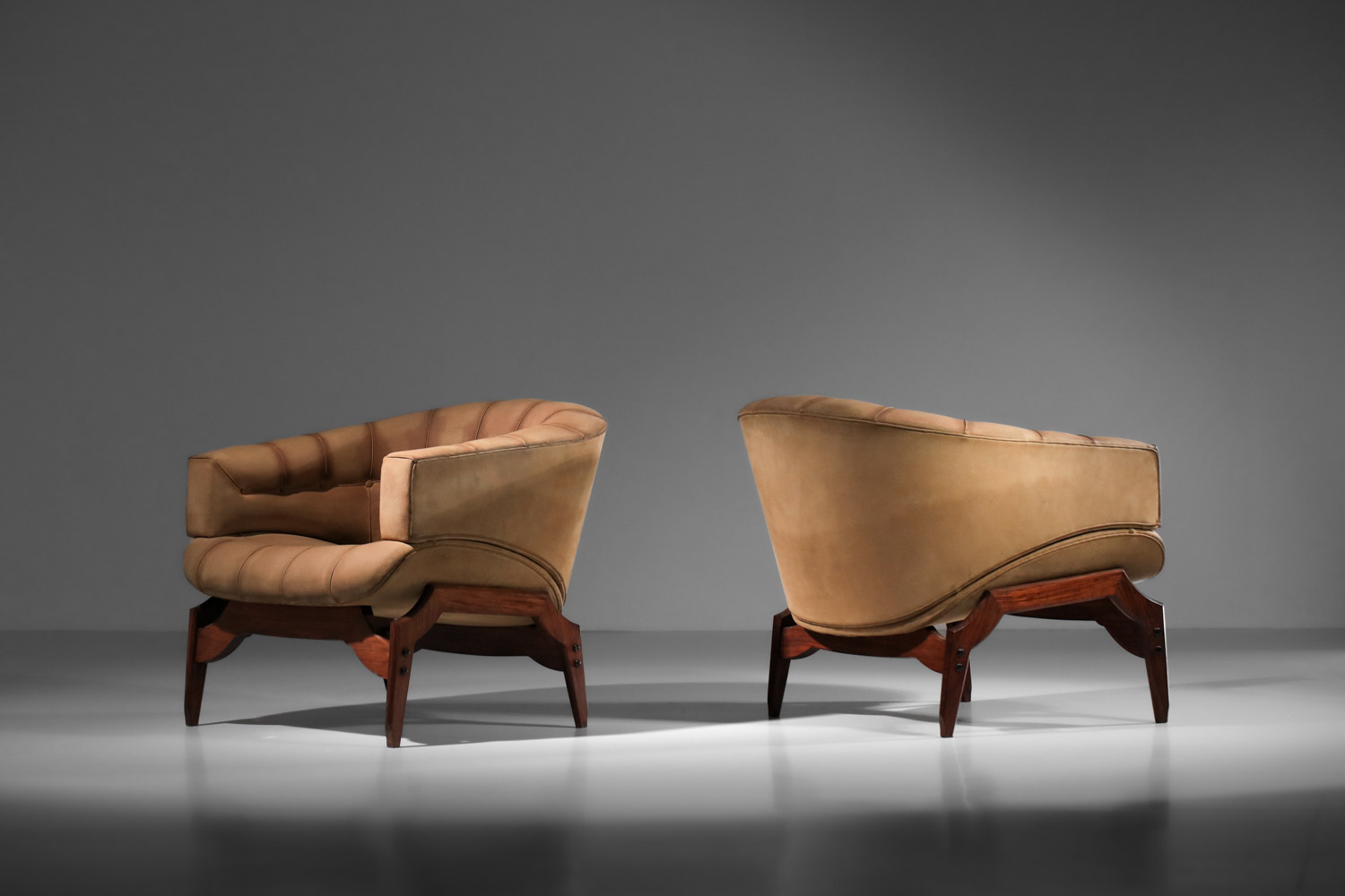 paire de fauteuils italiens attribuée à Ico Parisi en cuir et bois massif - I353