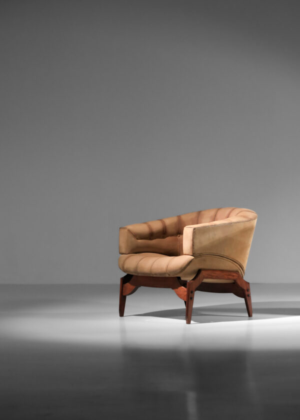 paire de fauteuils italiens attribuée à Ico Parisi en cuir et bois massif - I353