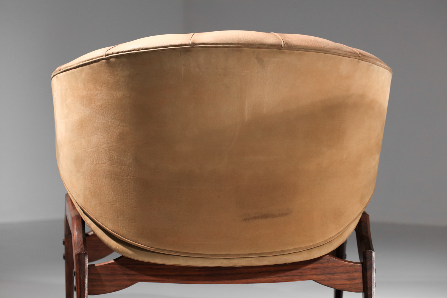 paire de fauteuils italiens attribuée à Ico Parisi en cuir et bois massif - I353