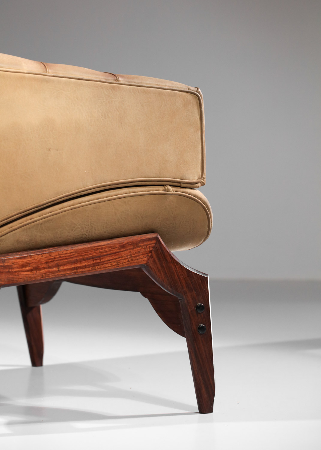 paire de fauteuils italiens attribuée à Ico Parisi en cuir et bois massif - I353