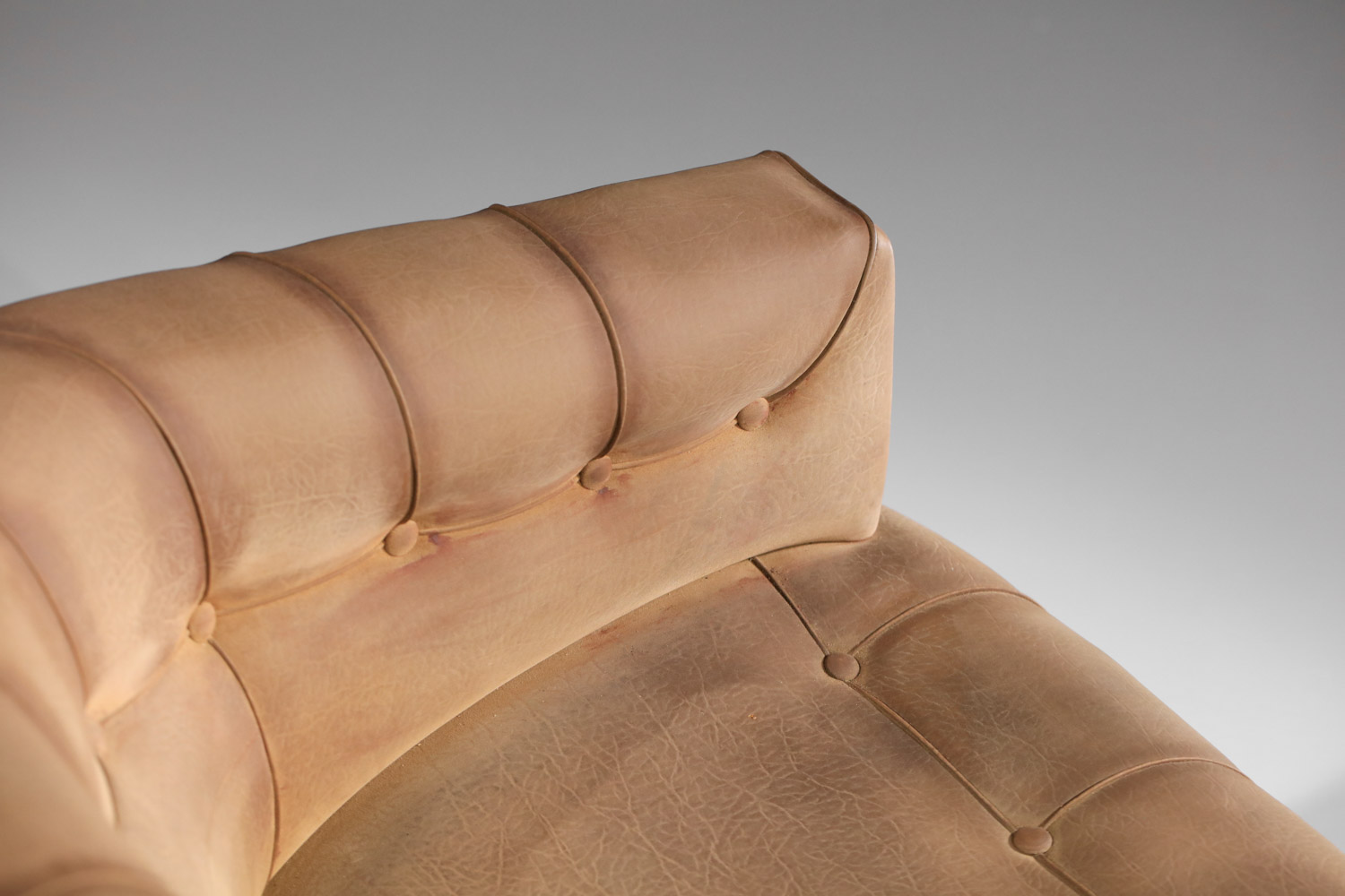 paire de fauteuils italiens attribuée à Ico Parisi en cuir et bois massif - I353