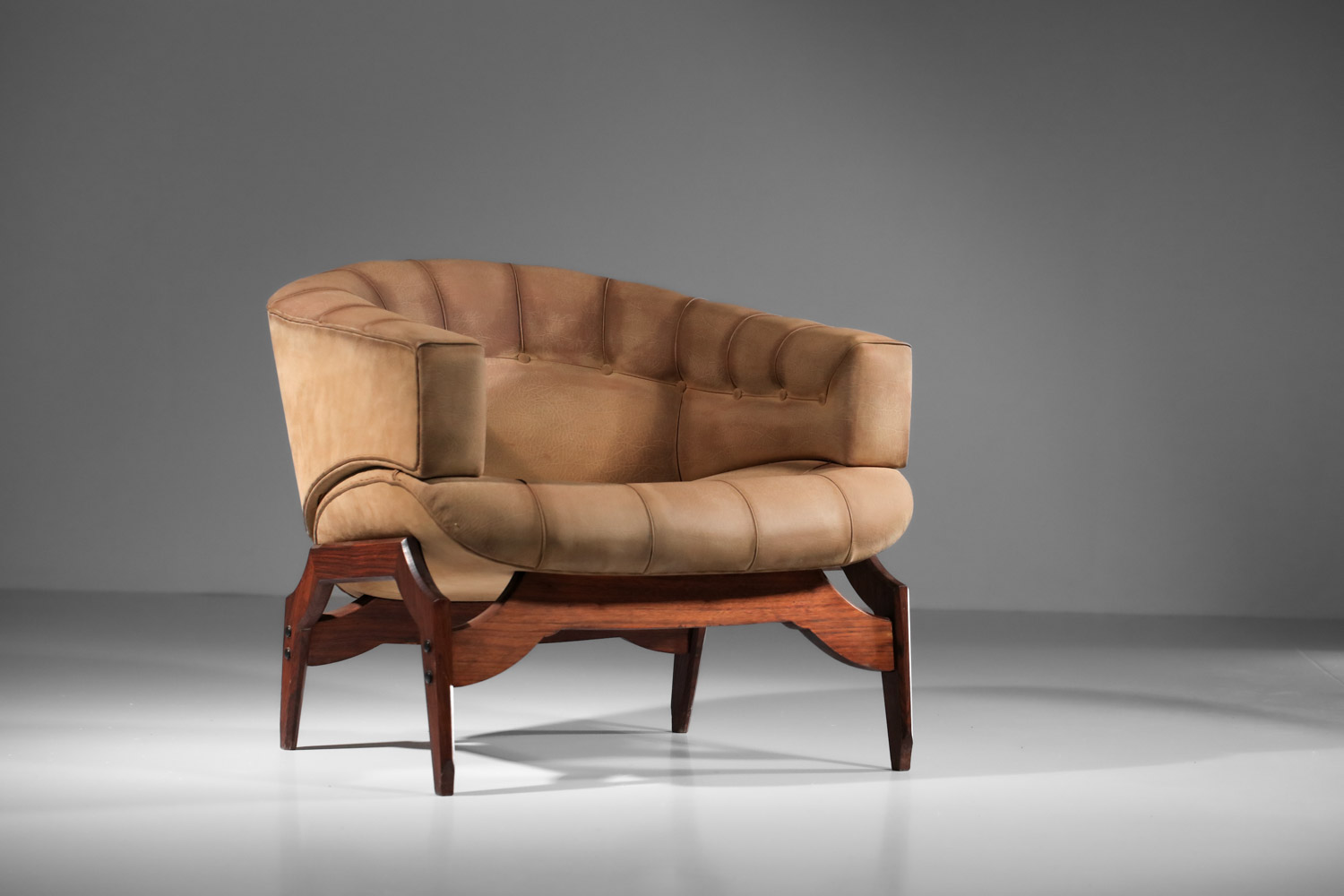 paire de fauteuils italiens attribuée à Ico Parisi en cuir et bois massif - I353