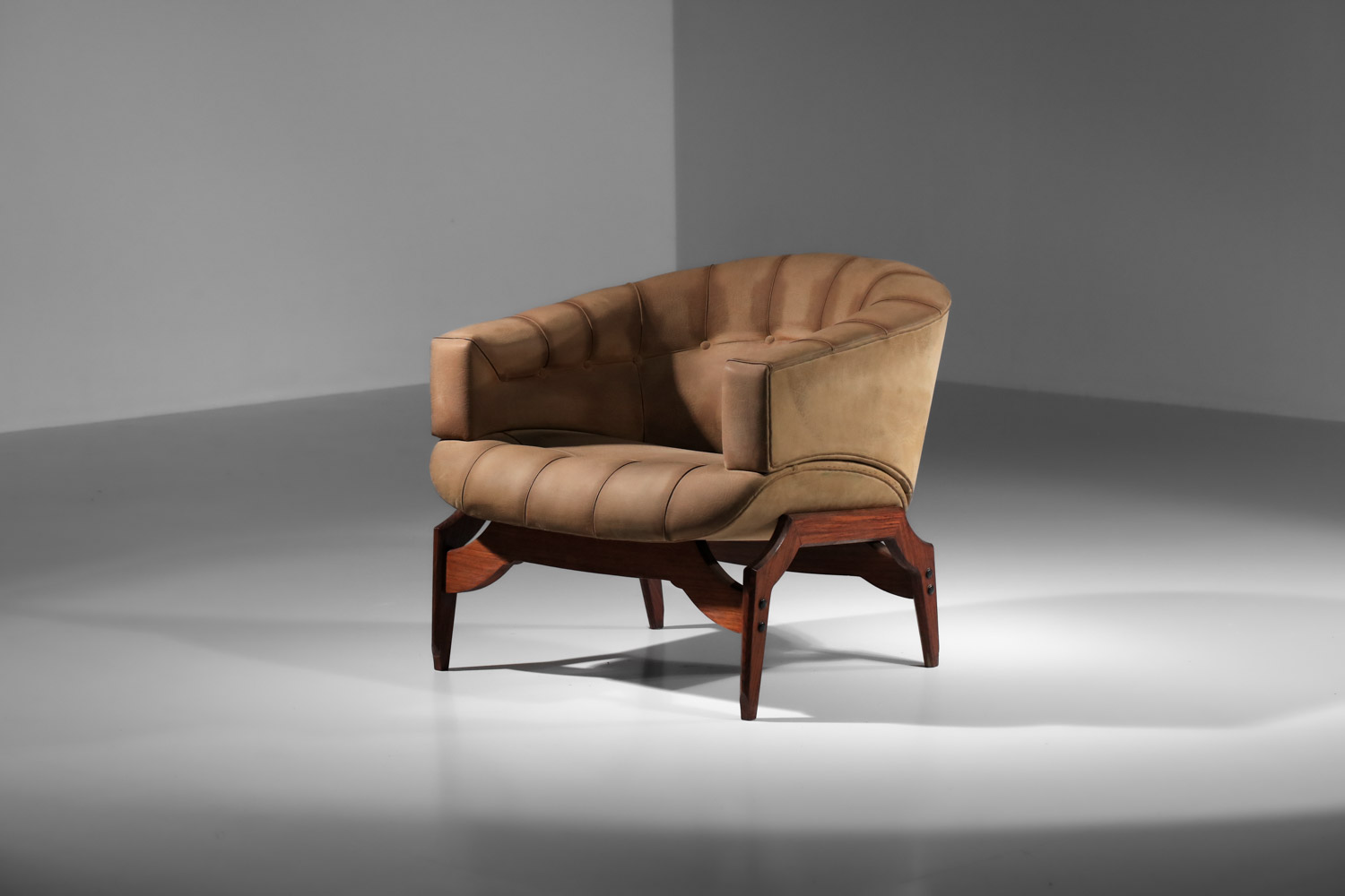 paire de fauteuils italiens attribuée à Ico Parisi en cuir et bois massif - I353