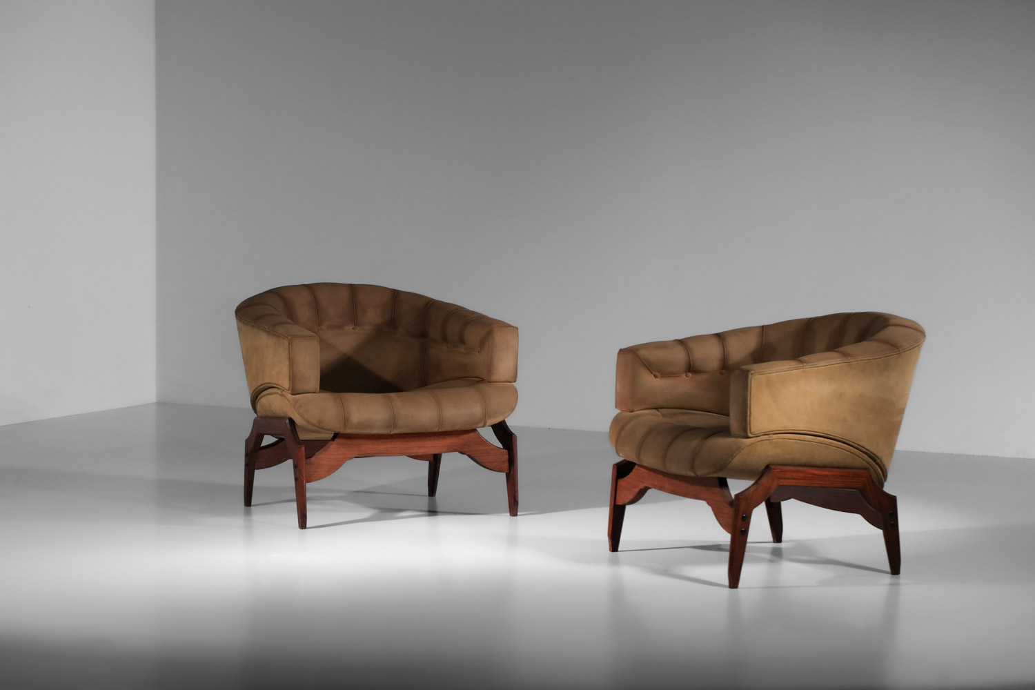 paire de fauteuils italiens attribuée à Ico Parisi en cuir et bois massif - I353