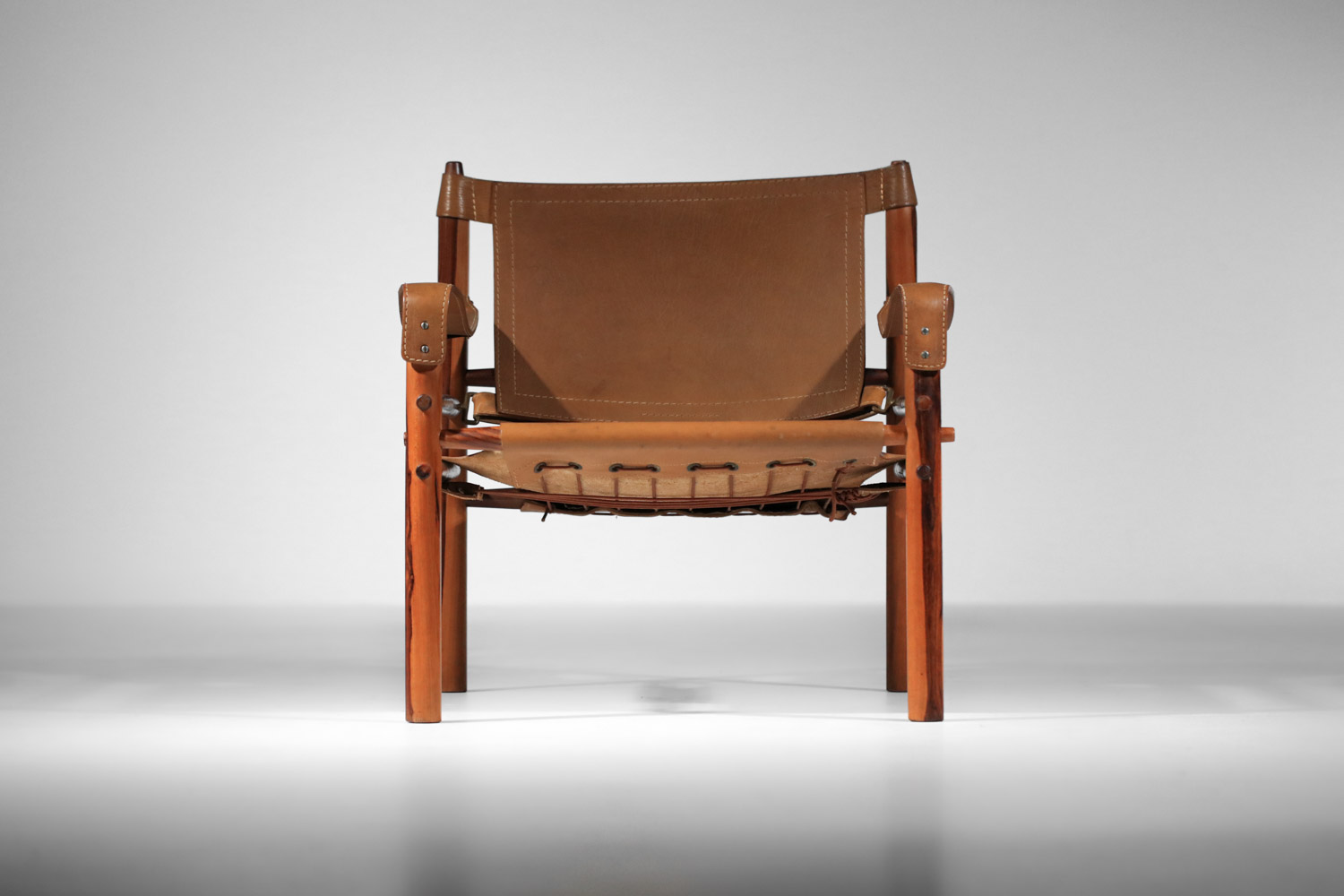 paire de fauteuil safari par Arne Norell en cuir patiné et palissandre de rio F605
