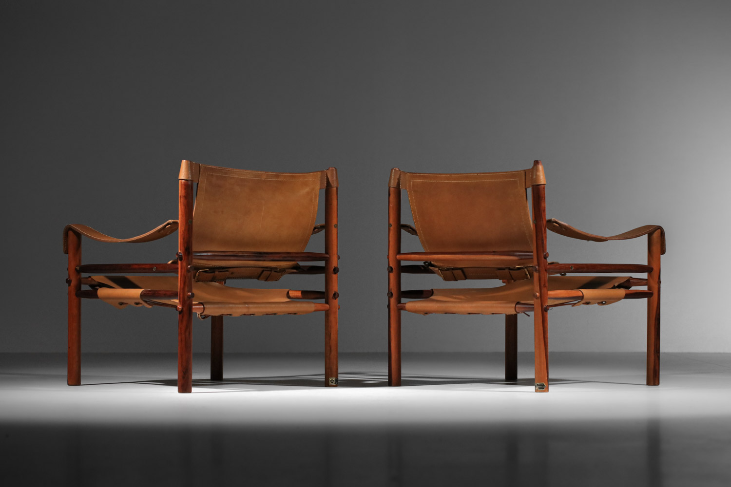 paire de fauteuil safari par Arne Norell en cuir patiné et palissandre de rio F605