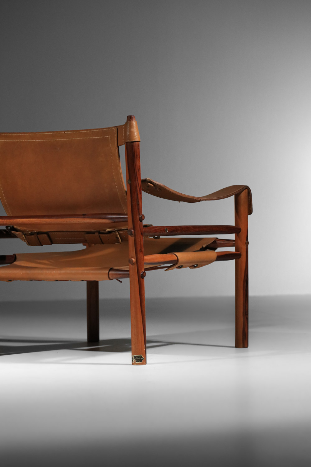paire de fauteuil safari par Arne Norell en cuir patiné et palissandre de rio F605
