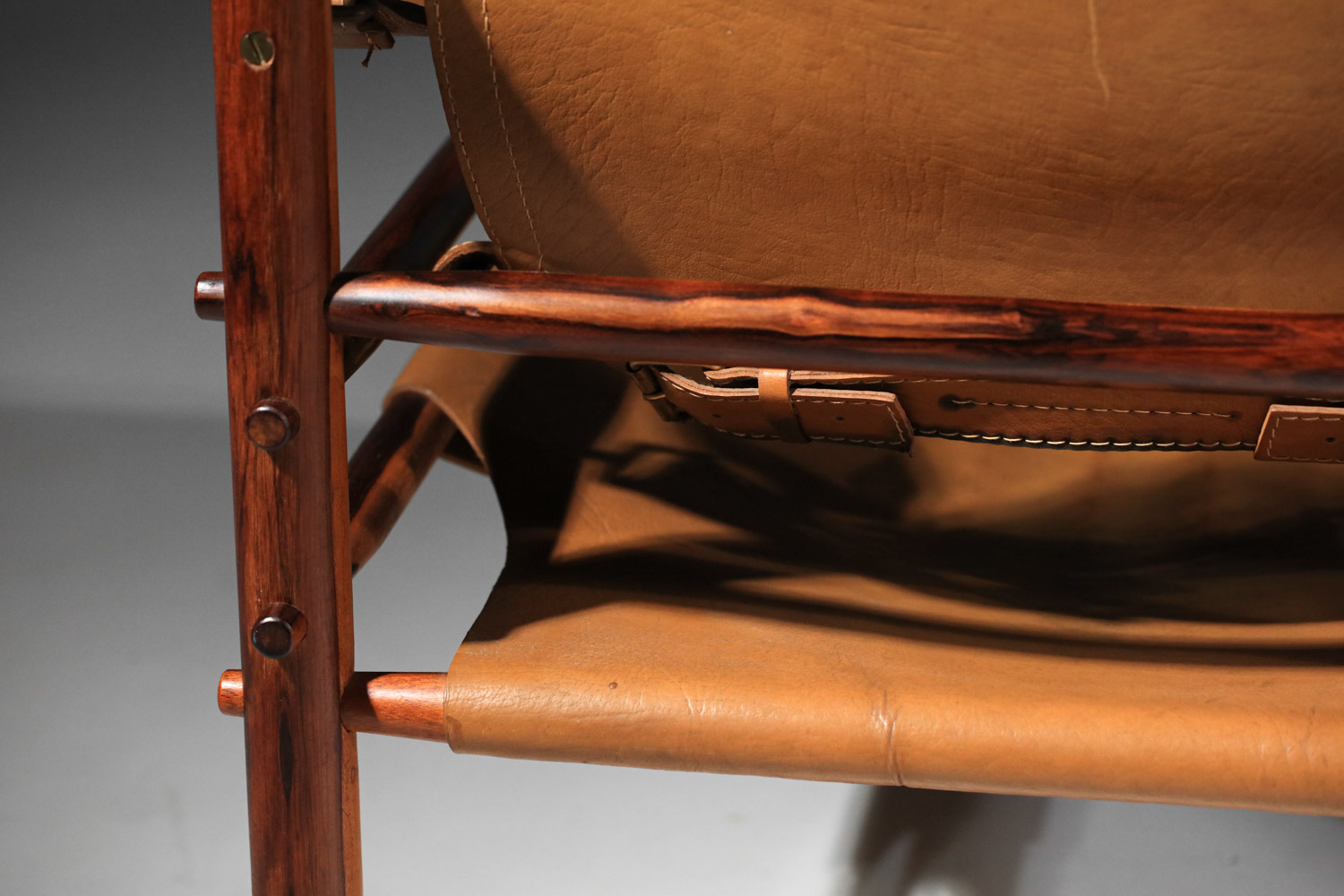 paire de fauteuil safari par Arne Norell en cuir patiné et palissandre de rio F605