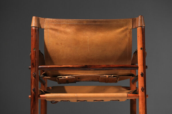 paire de fauteuil safari par Arne Norell en cuir patiné et palissandre de rio F605