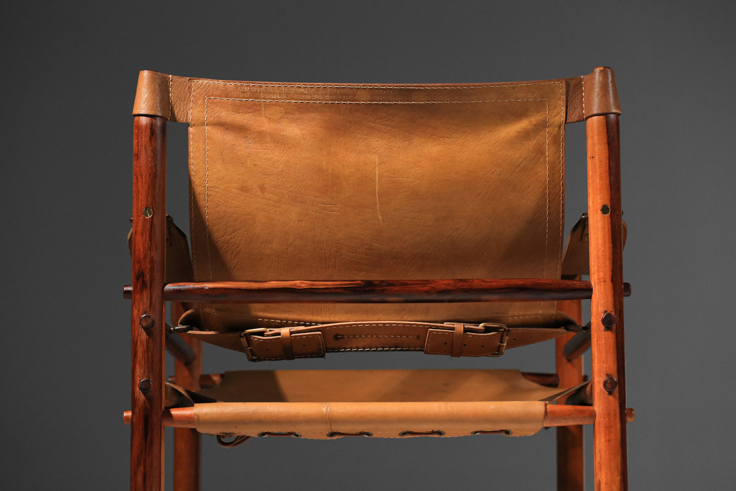 paire de fauteuil safari par Arne Norell en cuir patiné et palissandre de rio F605