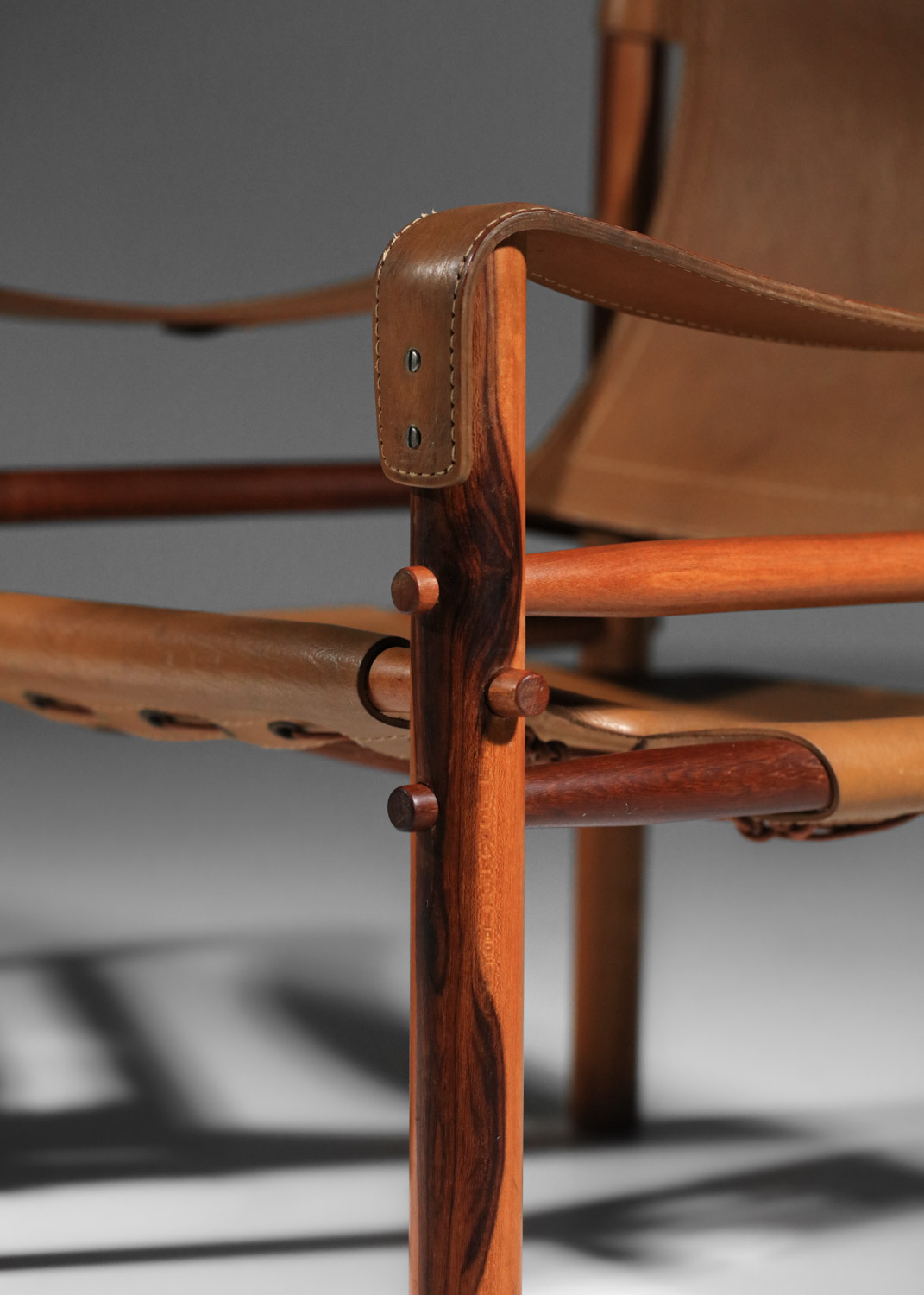 paire de fauteuil safari par Arne Norell en cuir patiné et palissandre de rio F605