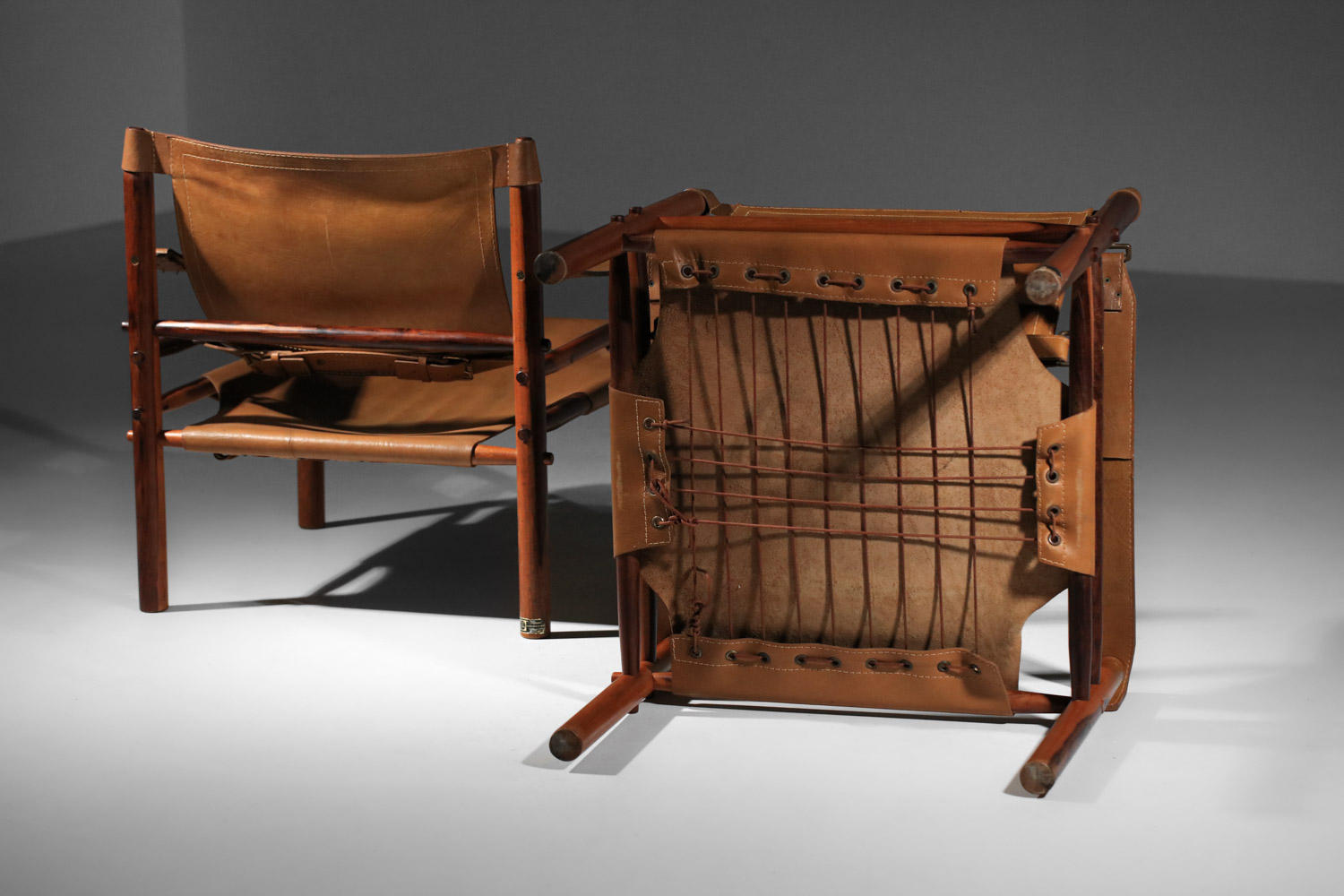 paire de fauteuil safari par Arne Norell en cuir patiné et palissandre de rio F605